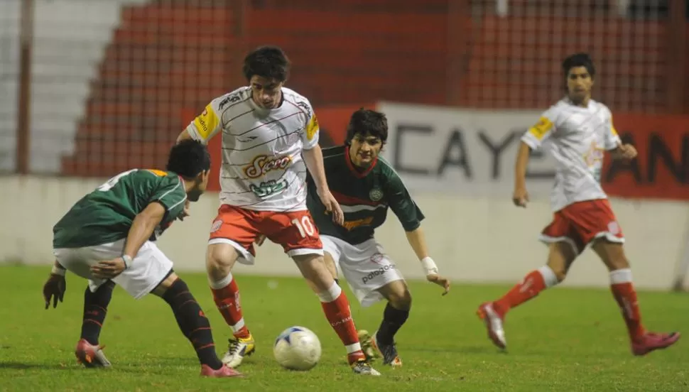 RODEADO. Bruno Lescano intenta maniobrar ante la marca de Juan Cabrera (de espalda) y de Exequiel Narese. El volante santo mostró un buen nivel. LA GACETA / FOTO DE ENRIQUE GALINDEZ