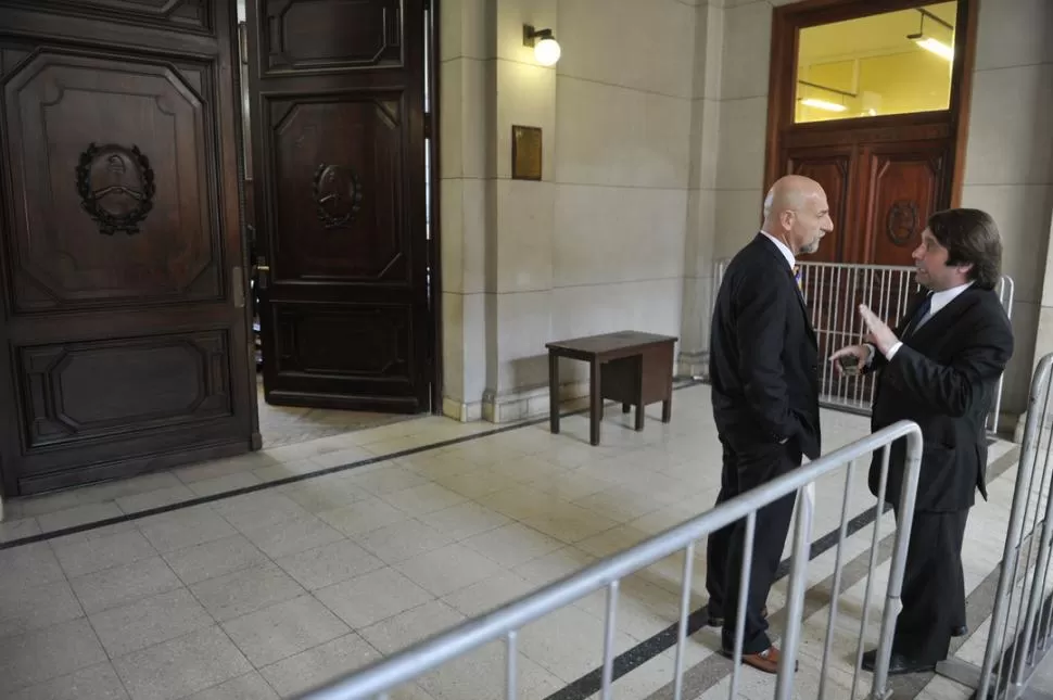 A SOLAS. Carlos Garmendia (abogado de Susana Trimarco) dialoga con Cergio Morfil (defensor de María Jesús Rivero) en una pausa de la audiencia. LA GACETA / FOTOS DE JORGE  OLMOS SGROSSO