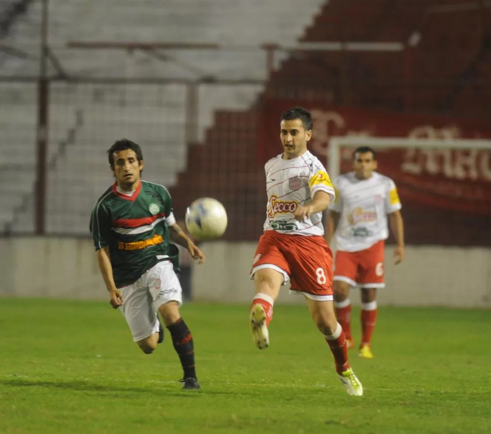 CHANCE. Mauricio Levato (8) fue titular por primera vez en los santos. Su desempeño fue regular. LA GACETA / FOTO DE ENRIQUE GALINDEZ