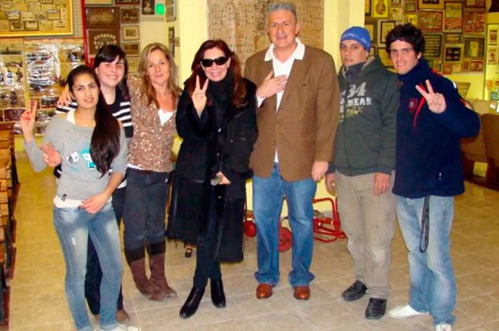 SONRIENTE. La presidenta posó junto a un empresario y sus empleados. FOTO TOMADA DE NOTICIAS.PERFIL.COM