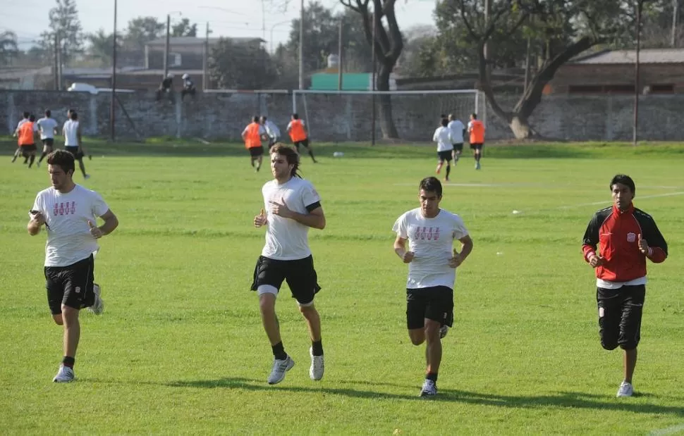 A TODO RITMO. Chanquía (derecha) se adueñó del sector izquierdo de la mitad de la cancha de los albirrojos. LA GACETA / FOTO DE HéCTOR PERALTA