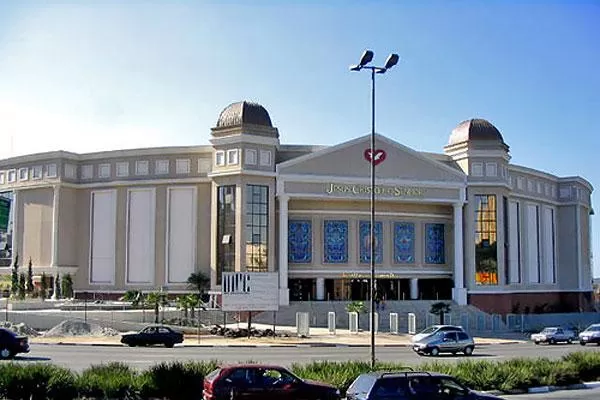 PARE DE SUFRIR. El hombre fue agredido por varios de los asistentes a la misa y representantes de la iglesia. FOTO TOMADA DE INFOBAE.COM