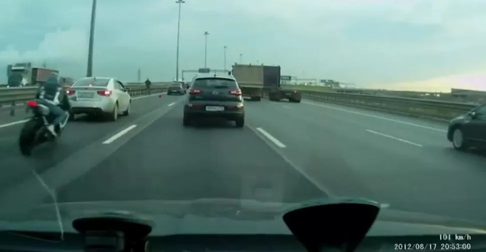 VELOCIDAD. El motociclista no advirtió que frenaban y se tragó un auto. CAPTURA DE VIDEO