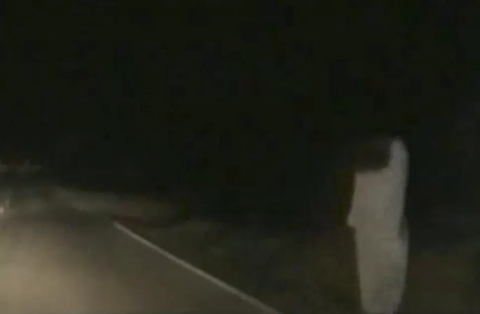 IMAGEN ILUSTRATIVA. El fantasma de la ruta es una relato que todos escuchamos alguna vez. IMAGEN DE VIDEO / YOUYTUBE.COM