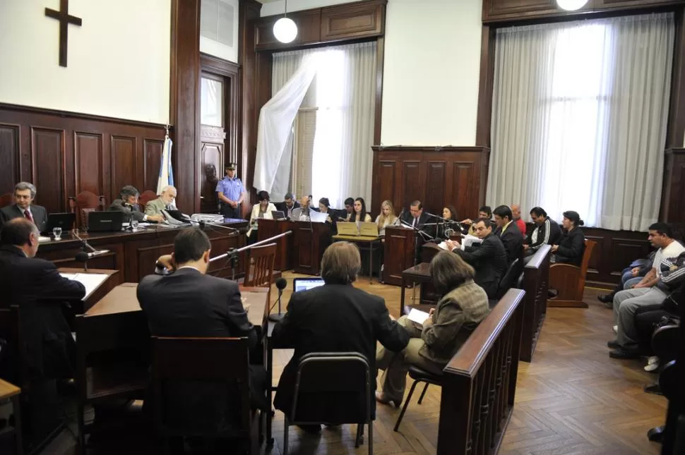 EN PLENO DEBATE. En la sala de juicio los abogados se preparan para comenzar los interrogatorios a los testigos, bajo la atenta mirada de los 13 imputados, que se ubican cerca de sus defensores para realizarles aportes. LA GACETA / FOTO DE JORGE OLMOS SGROSSO