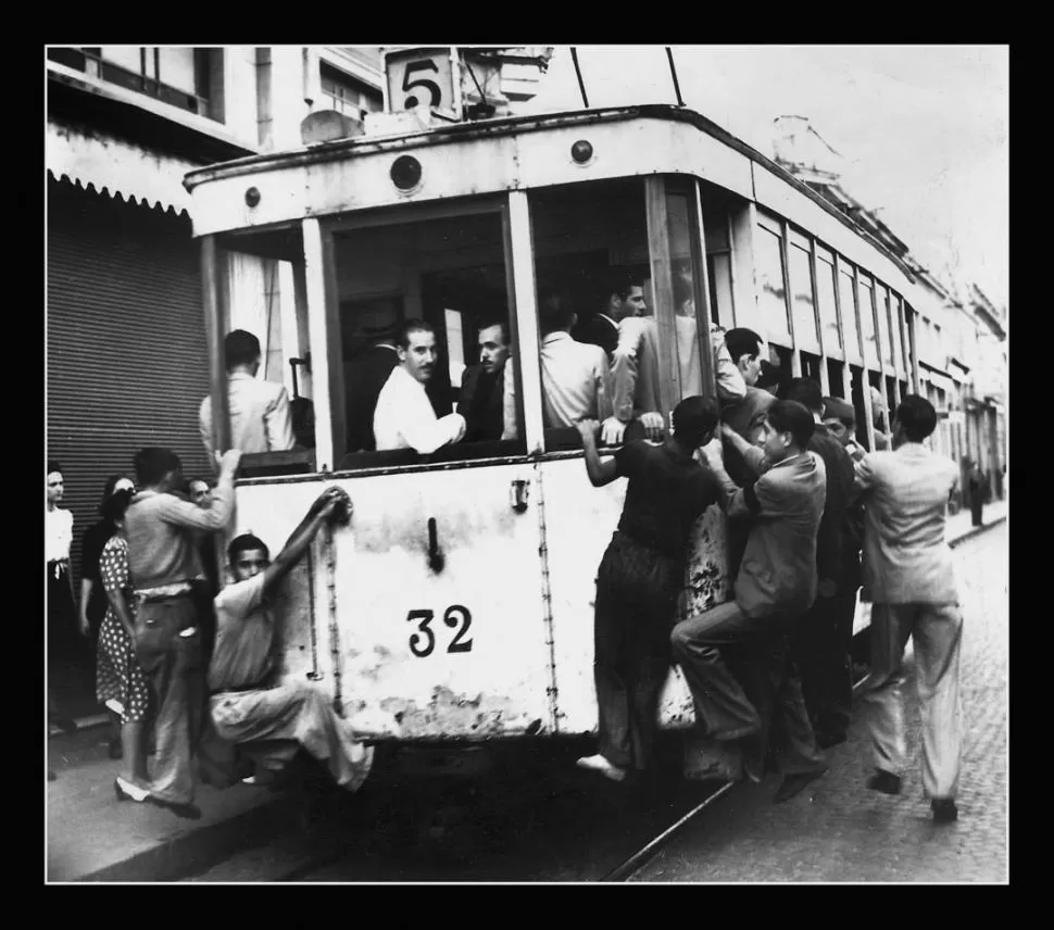 ABARROTADOS. Aún en los peores tiempos el tranvía era muy requerido por los usuarios. No solo en las horas pico, sino también cuando había algún evento importante en la ciudad. ARCHIVO / LA GACETA
