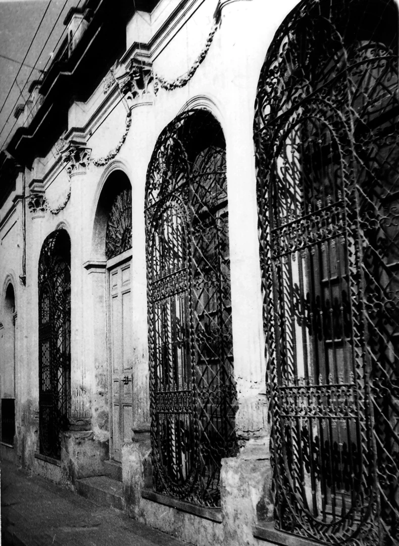 DE LOS AÑOS 1870. Rejas que estaban en Crisóstomo Álvarez al 200. Eran de la época en que la educación preocupaba al gobernador Tiburcio Padilla. LA GACETA / ARCHIVO