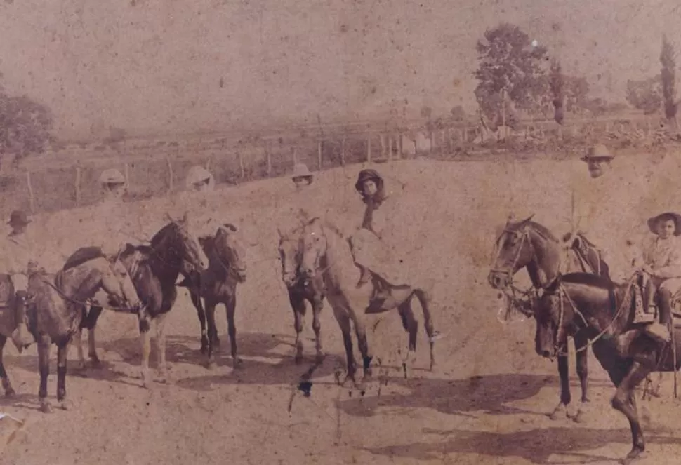 IMPORTANTE HACENDADO. A caballo, con miembros de su familia, el doctor Paz aparece en su estancia, en el paraje tranqueño de Alurralde, hoy Benjamín Paz.