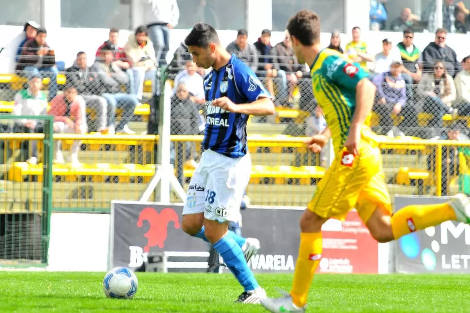 EL PRINCIPIO DEL FIN. Almerares ya coordinó una gran pared con Barrado y está a punto de sentenciar el 4 a 2 de Atlético con una emboquillada perfecta. La zaga local no pudo hacer nada. FOTO DE MATIAS NAPOLI ESCALERO (ESPECIAL PARA LA GACETA)