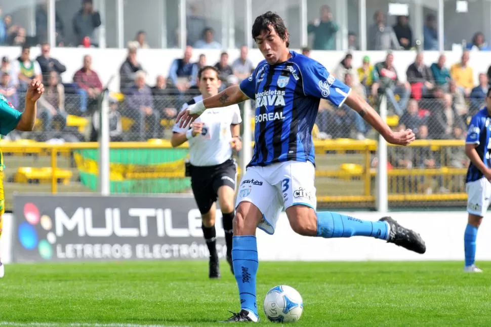 ZURDA PELIGROSA. El Flaco quebró el flanco derecho de Defensa cada vez que encaró a los defensores. FOTOSDE MATIAS NAPOLI ESCALERO (ESPECIAL PARA LA GACETA)