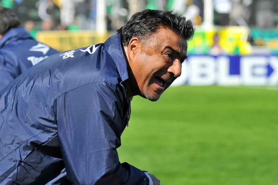 SIN GRITOS. El Negro llevó la procesión por dentro ayer: no hubo celebración en los goles de Atlético por respeto a su pasado reciente en Defensa. FOTO DE MATIAS NAPOLI ESCALERO (ESPECIAL PARA LA GACETA)