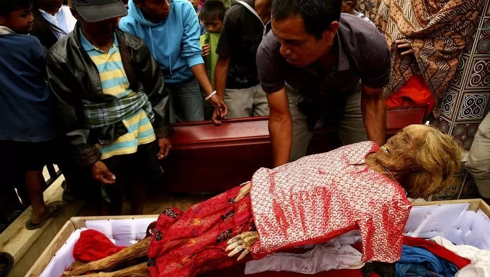 RITUAL. Los muertos son sacados de sus tumbas. REUTERS