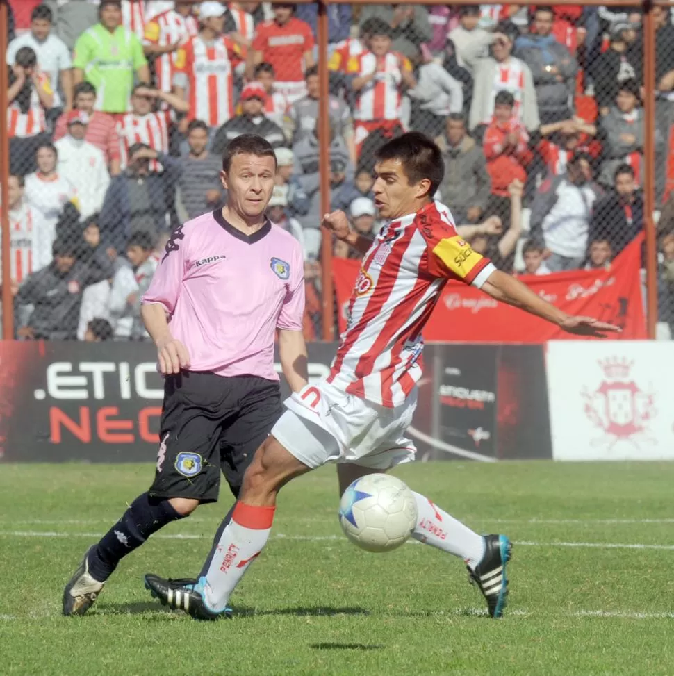 DE LO MEJOR. Chanquía quiere bloquear el pase de Amaya y aunque no lo conseguirá pudo jugar un gran partido. LA GACETA /FOTOS DE ENRIQUE GALíNDEZ 
