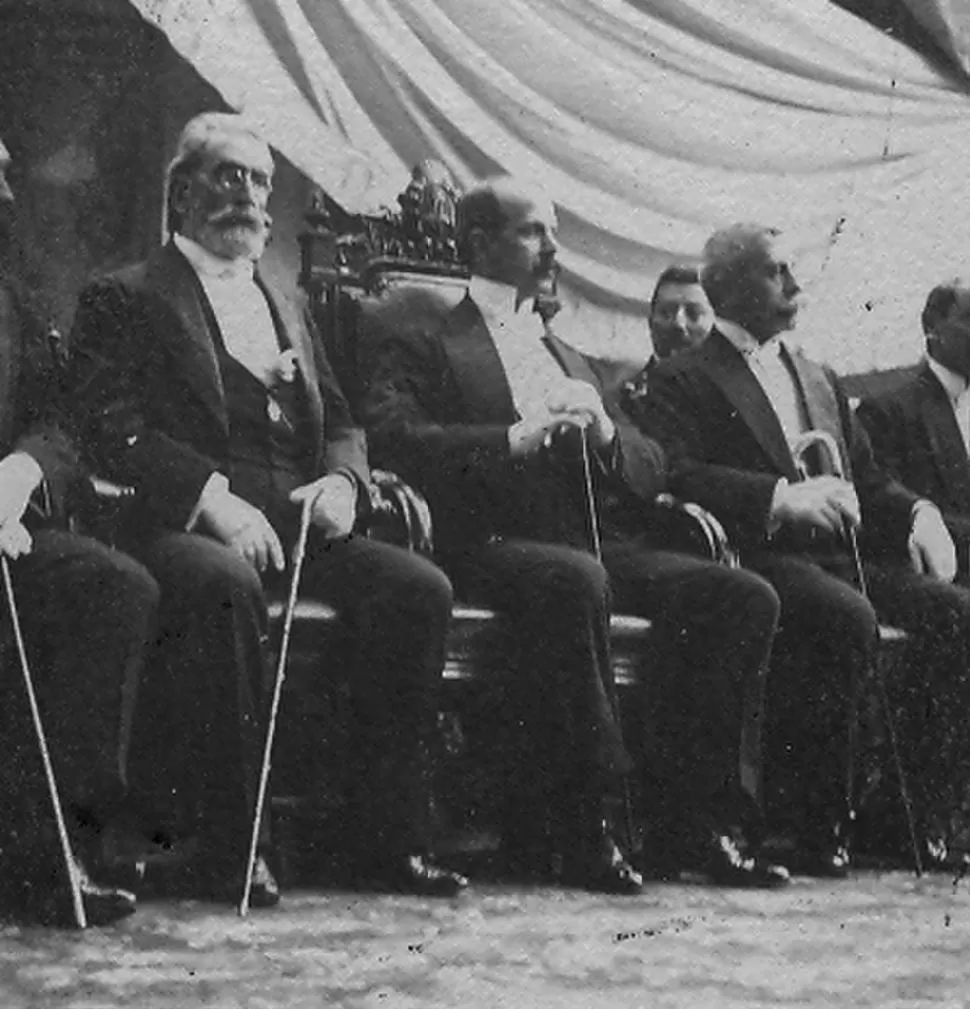 25 DE MAYO DE 1914. De izquierda a derecha, doctores Delfín Leguizamón, Ernesto Padilla y Joaquín V. González, en la inauguración de la Universidad de Tucumán. LA GACETA / ARCHIVO