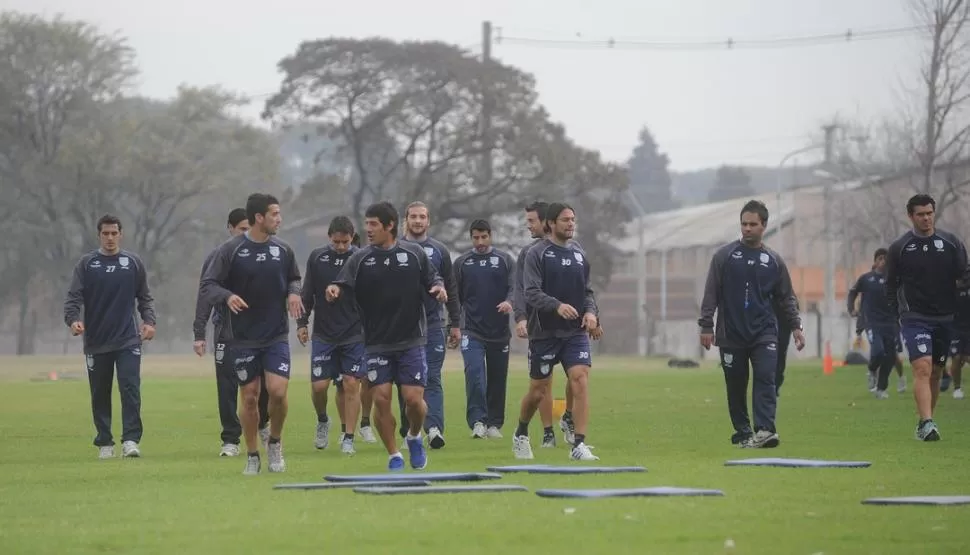 EN PLENO TRABAJO. Heraldo Rodríguez  (a la derecha) acompaña sus muchachos durante una de las prácticas en el complejo Ojo de Agua; hoy se los recuperará físicamente después del 5-2. LA GACETA / FOTO DE ANTONIO FERRONI