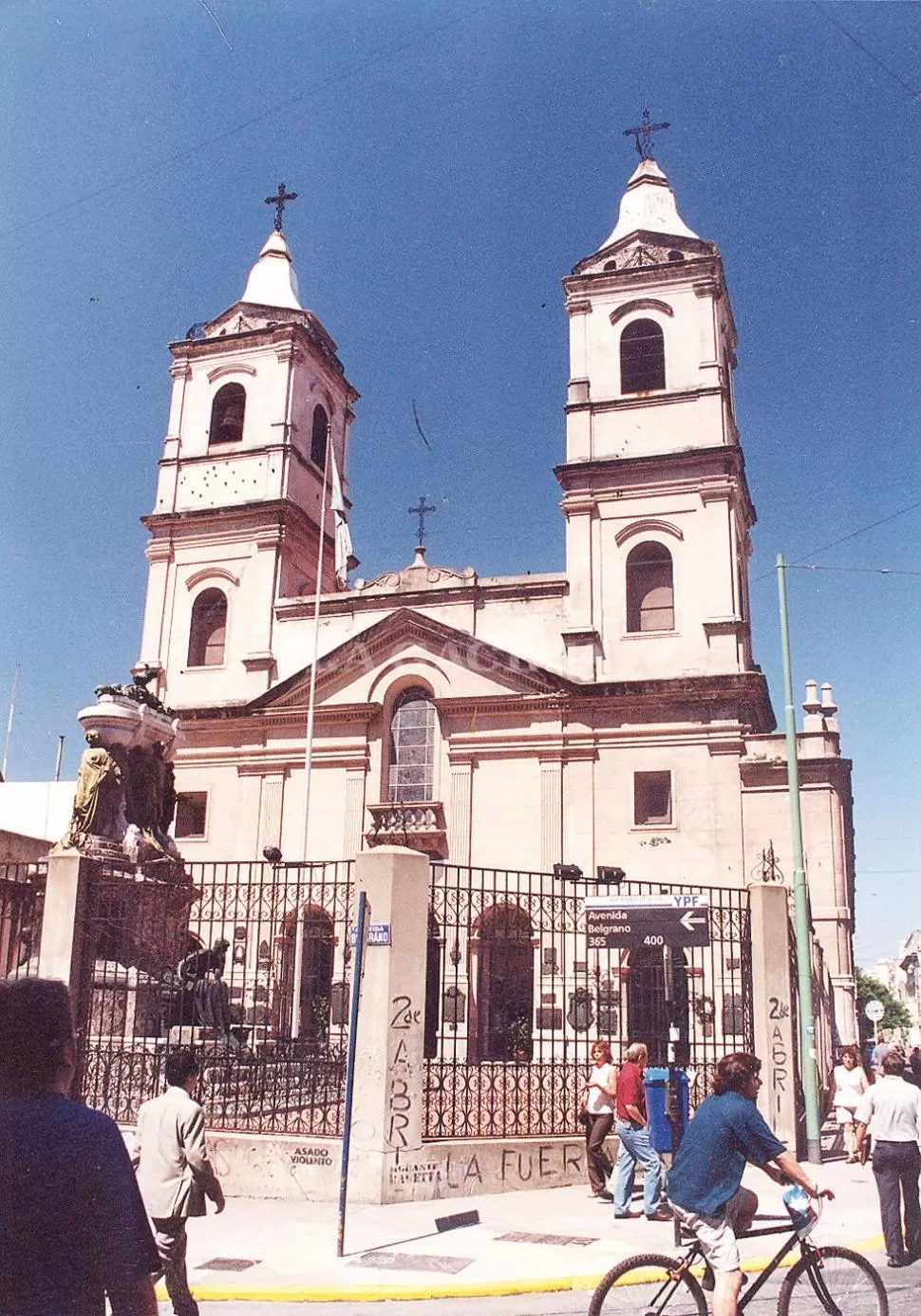 SANTO DOMINGO. Atrio del templo porteño donde está hoy la gran tumba de Belgrano. Allí solía pedir limosna María Remedios del Valle, en la década de 1820.