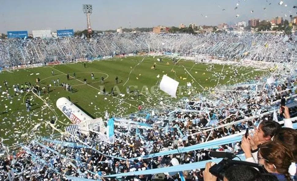 HASTA EL FINAL. Este socio vitalicio no quiere dejar su lugar al lado del deca. LA GACETA / ARCHIVO