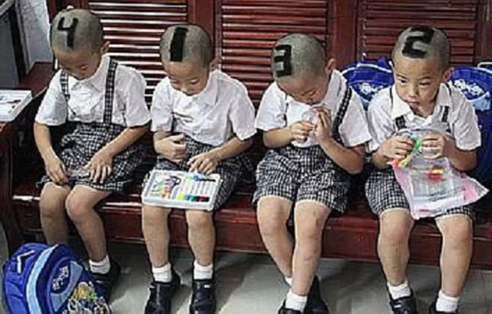 NO HAY COMO ERRARLE. Los profesores de los cuatrillizos agradecieron a la madre por numerarlos. CAPTURA DE VIDEO / YOUTUBE.COM