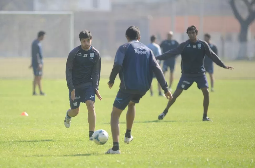 CON TODO. Calgaro busca la pelota ante Contreras mientras Herrera mira más al fondo; los tres quieren copar alguna vez del medio campo hacia atrás. LA GACETA / FOTO DE FRANCO VERA