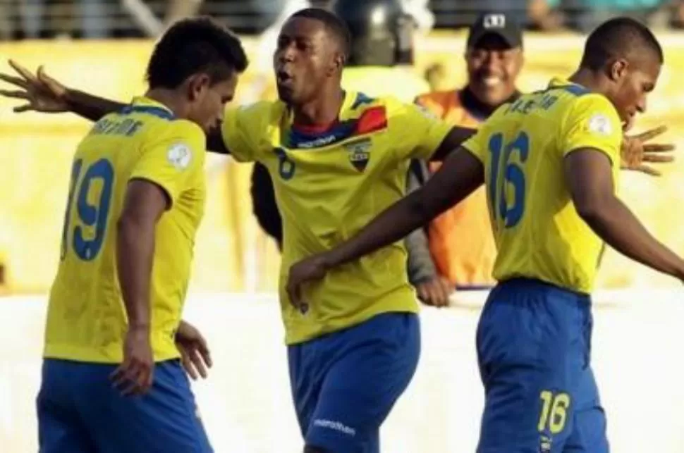 FESTEJO ECUATORIANO. El seleccionado de Ecuador le gana al de Uruguay por 1 a 0, al final del primer tiempo.  