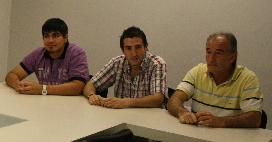 PASO AL COSTADO. Kristal (derecha), uno de los líderes del movimiento de hinchas autoconvocados, se vio obligado a dejar su cargo en el club de Ciudadela. LA GACETA / ARCHIVO