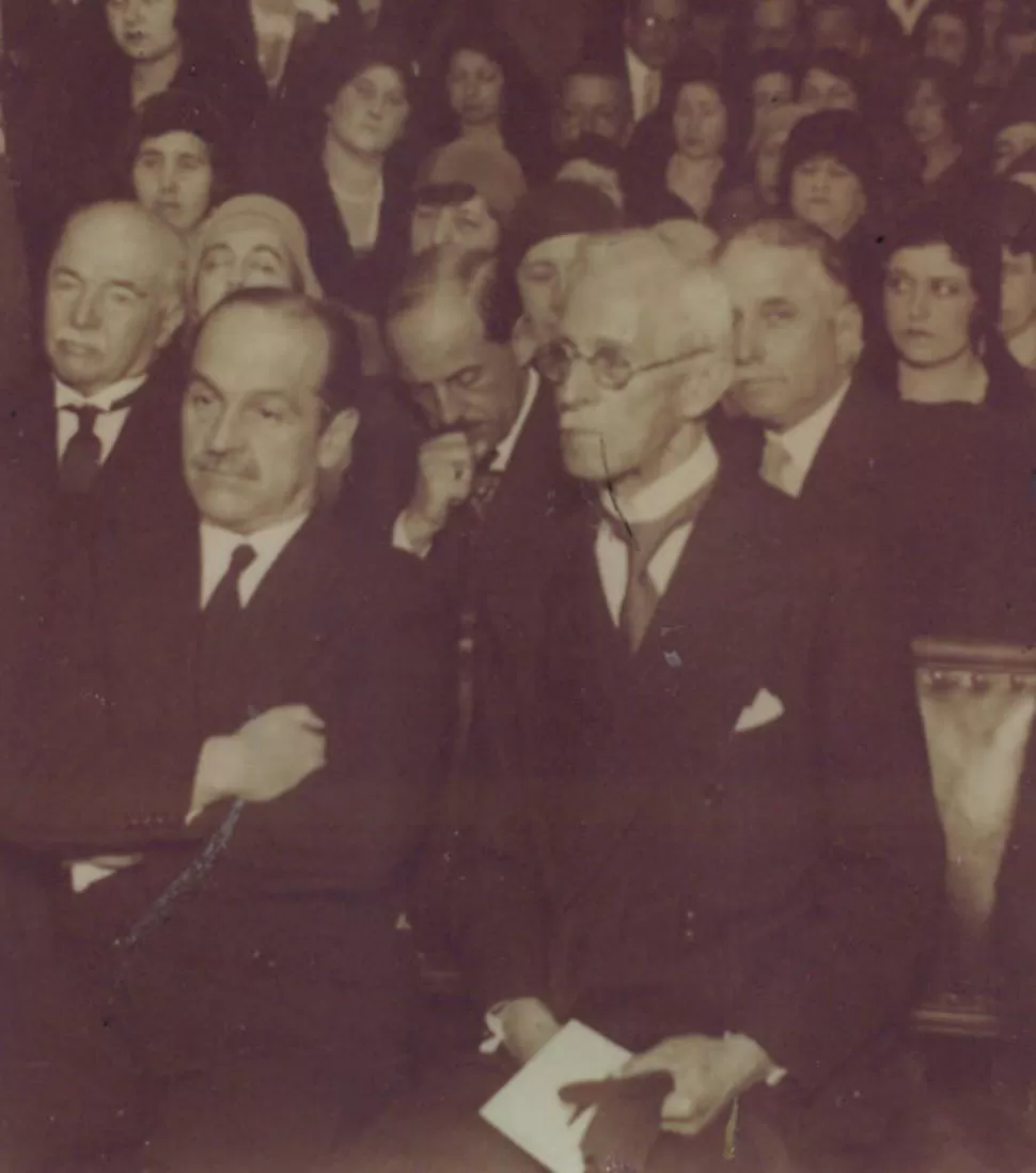 JUAN B. TERÁN. En un acto de 1930 aparece a la izquierda, junto al doctor Guillermo Correa. LA GACETA / ARCHIVO