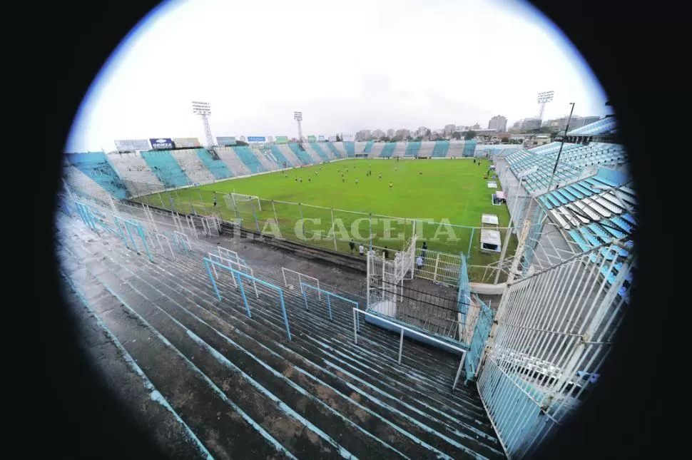 AQUÍ Y ALLÁ. Juárez pidió que sus cenizas sean ubicadas en ambos arcos del estadio de 25 de Mayo y Chile. ¿Lo lograrán?  LA GACETA / FOTO DE ANTONIO FERRONI