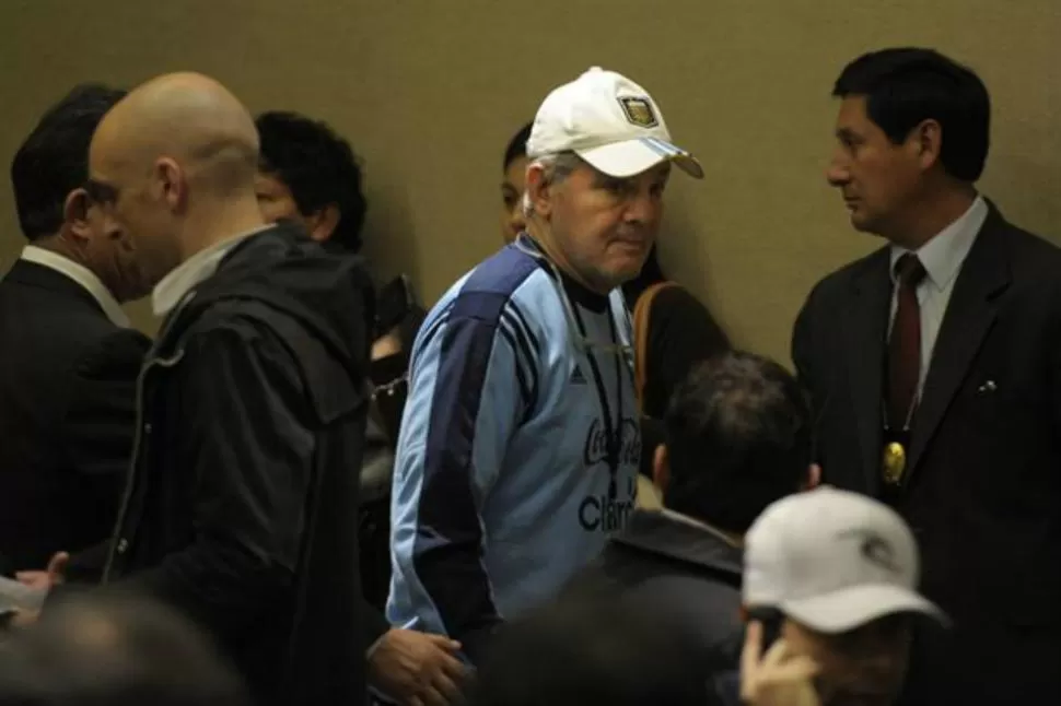 SIN DESCANSO. El técnico Alejandro Sabella llegó esta mañana a Ezeiza, desde Lima, y por la tarde entrenará a los jugadores locales con vistas a los duelos contra Brasil. FOTO TOMADA DE LANACION.COM