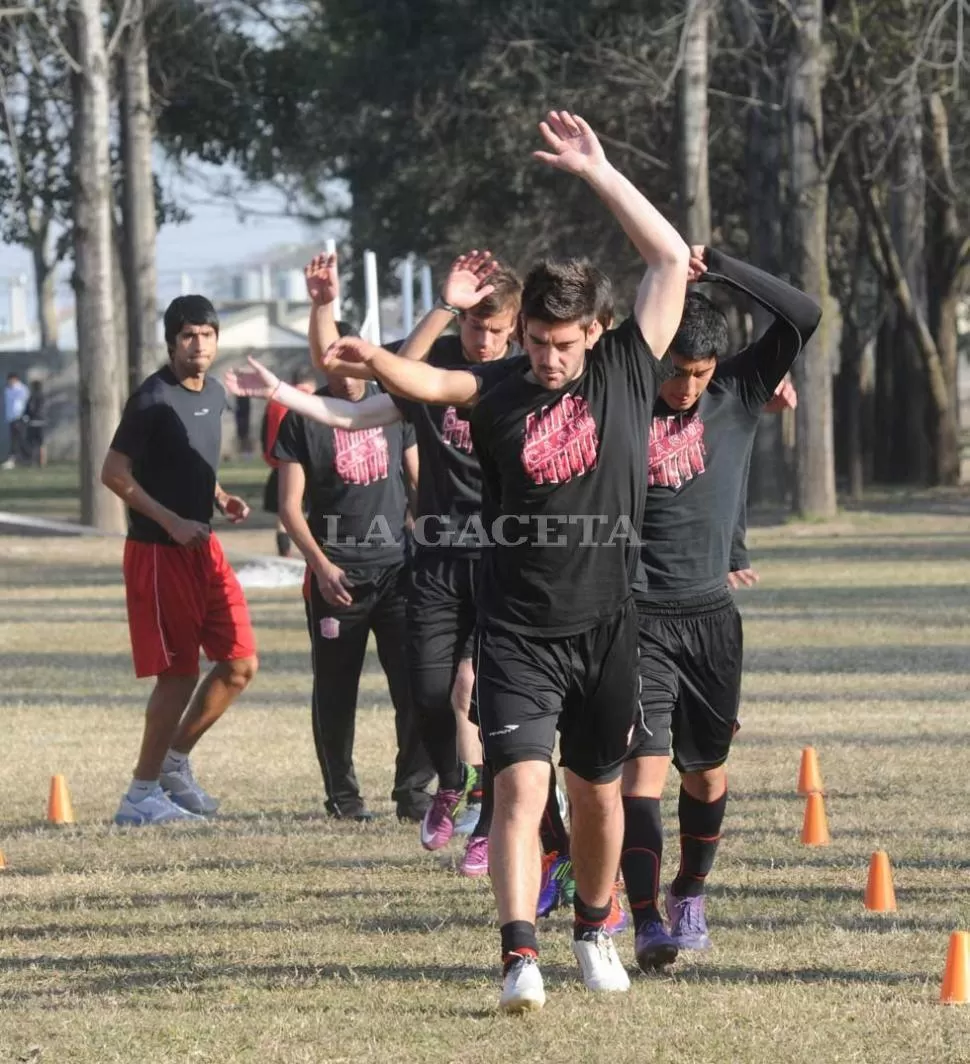 PUESTA A PUNTO. Rébola, que encabeza la práctica, espera que el santo pueda dar el salto definitivo en el partido del domingo contra Talleres. LA GACETA / FOTO DE ANTONIO FERRONI