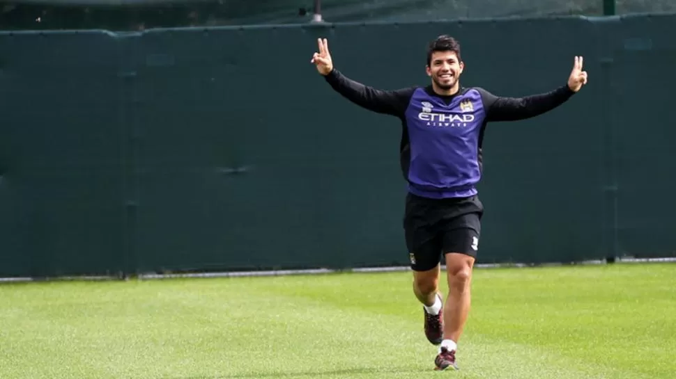 OTROS TIEMPOS. El Kun sonríe feliz en una de las prácticas de Manchester City. FOTO TOMADA DE MCFC.CO.UK