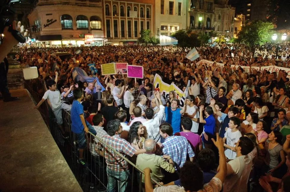 PROTESTA EN TUCUMAN. Miles de personas se llegaron hasta la plaza Independencia. LA GACETA / FOTO DE OSCAR FERRONATO