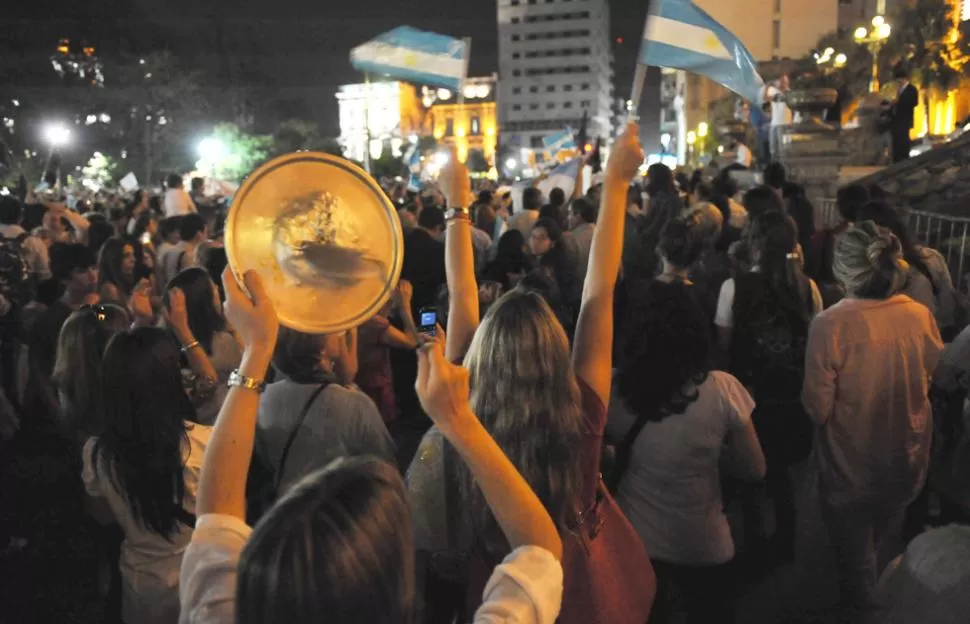 MARCHA. Banderas y cacerolas, frente a la Casa de Gobierno tucumana. LA GACETA / FOTO DE OSCAR FERRONATO