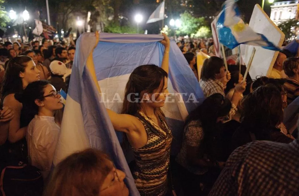 VARIADA. La manifestación de anoche contó con la adhesión de distintos sectores. LA GACETA / FOTO DE INES QUINTEROS ORIO