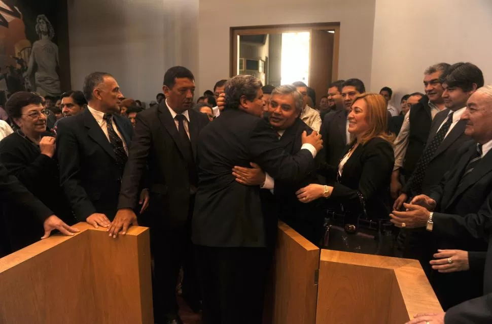 JURÓ Y SESIONÓ. El ultraamayista José Franco, que asumió ayer en lugar de Elsa Arias (de licencia), fue saludado por los legisladores Alfredo Toscano y Beatriz Ávila. Los tres responden al concejal Germán Alfaro. LA GACETA / FOTOS DE ANTONIO FERRONI