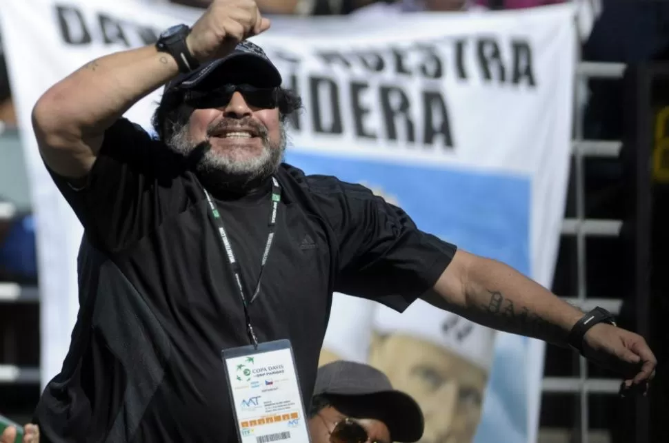 UN HINCHA MAS. Diego Maradona alentó sin parar a Pico Mónaco durante el partido con Berdych. TELAM