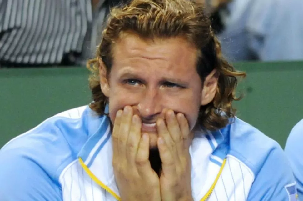 COMO UN HINCHA MAS. David Nalbandian sufrió cada uno de los partidos desde su butaca, y talmbién alentó a sus compañeros. 