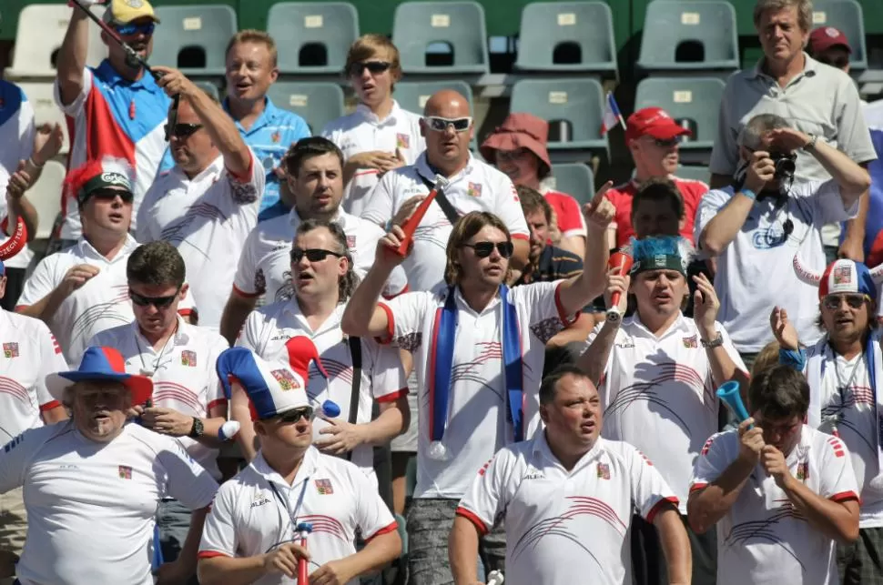 EL AGUANTE CHECO. Más de 100 hinchas checos alentaron a Stepanek y a Berdych en la primera jornada de la Copa Davis. DYN