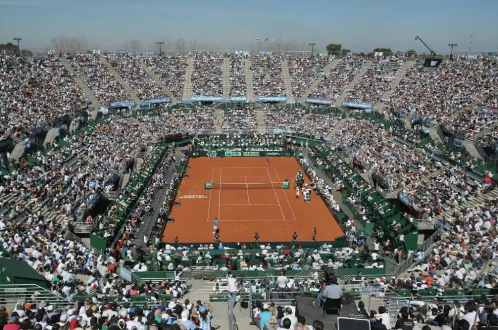 ESCENARIO. Mucha gente siguió la primera jornada de una de las semifinales de la Copa Davis, entre Argentina y República Checa. Los protagonistas prometen una buena definición. DYN