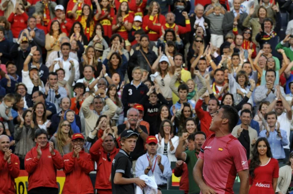 FESTEJO ESPAÑOL. Nicolás Almagro le acaba de ganar a John Isner y lo celebra junto a la gente. REUTERS