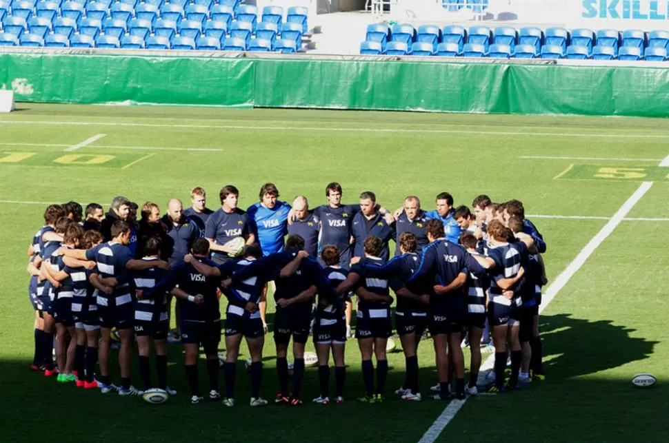 CUENTA REGRESIVA. Los Pumas ya están listos para salir a la cancha. El equipo escucha la última charla del técnico Santiago Phelan, en el estadio de Gold Coast, donde mañana a las 7 enfrentarán a los Wallabies. DYN