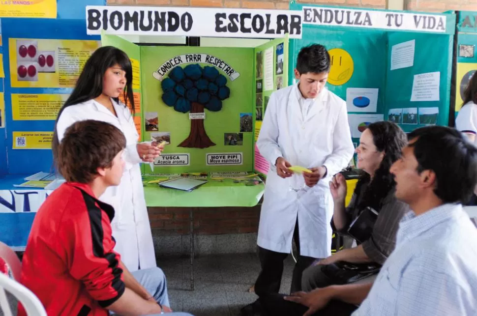 DESDE LAS ARQUITAS. Chicos y profesores de la escuela N° 70 que queda a seis horas a caballo desde Raco. la gaceta / FOTO DE ANALIA JARAMILLO 
