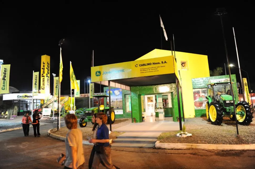 NUEVOS. John Deere presenta tractores equipados con moderna tecnología. LA GACETA / FOTO DE HECTO PERALTA