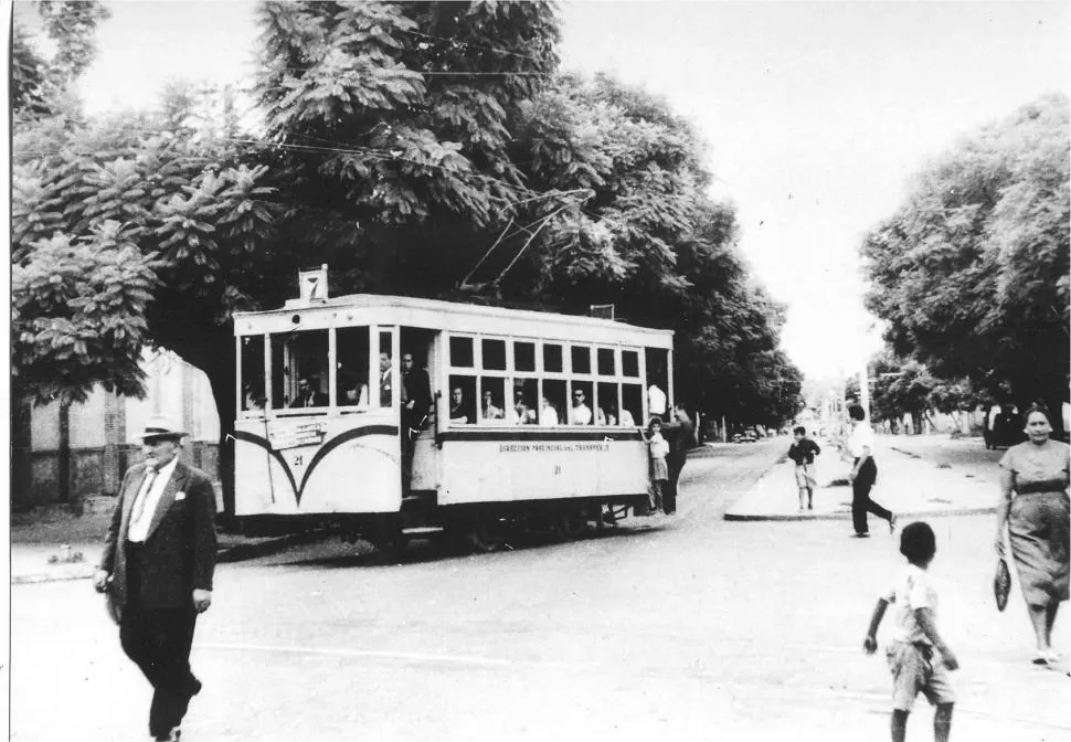 A LA INVERSA. El 7 por plazoleta Dorrego. Al tranvía se ascendía por atrás. LA GACETA / ARCHIVO 
