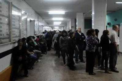Pacientes hospitalarios deben esperar entre tres y cinco horas para que los atiendan