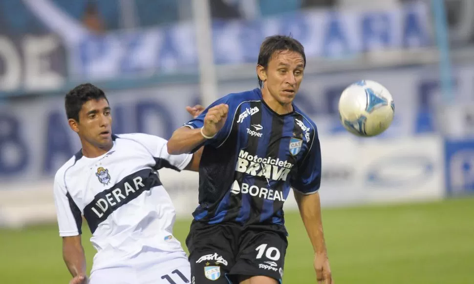 OTRA CAÍDA. Barrado intenta pararla ante Matías García (será titular mañana) en la pasada temporada, cuando Gimnasia se llevó un triunfo de Tucumán. LA GACETA / FOTO DE HECTOR PERALTA