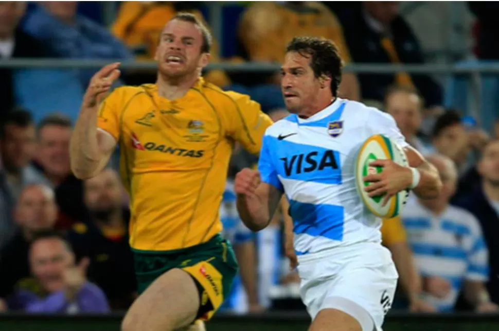 EN ACCION. Camacho ataca e intenta escapar de la marca australiana en el partido de hoy, que Los Pumas cayeron ante los Wallabies. FOTO DE FOCUS TOMADA DE SCRUM.COM