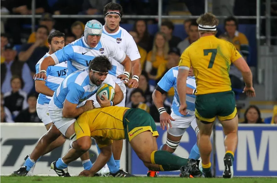 AL FRENTE. El capitán de Los Pumas, Juan Martín Fernández Lobbe, encara la marca australiana, durante el partido que ganaron los Wallabies por 23-19. PRENSA UAR