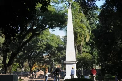 Aviones de guerra y proyecciones gigantescas para recordar a los héroes del combate de 1812