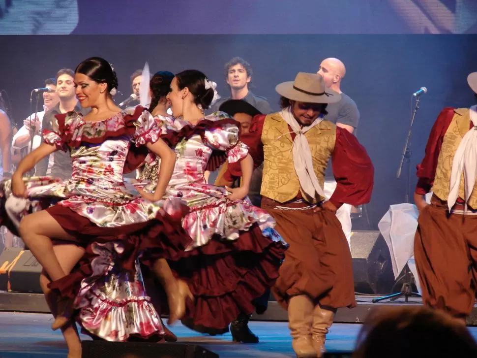 PLAZA INDEPENDENCIA. Ballet El Arriero. 