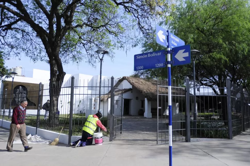 EN PLENO BARRIO SUR. La casa fue construida en el predio de una plaza que se encontraba en Bernabé Aráoz y Bolívar; en la foto, un operario termina de pintar las rejas. LA GACETA / FOTO DE ANALIA JARAMILLO